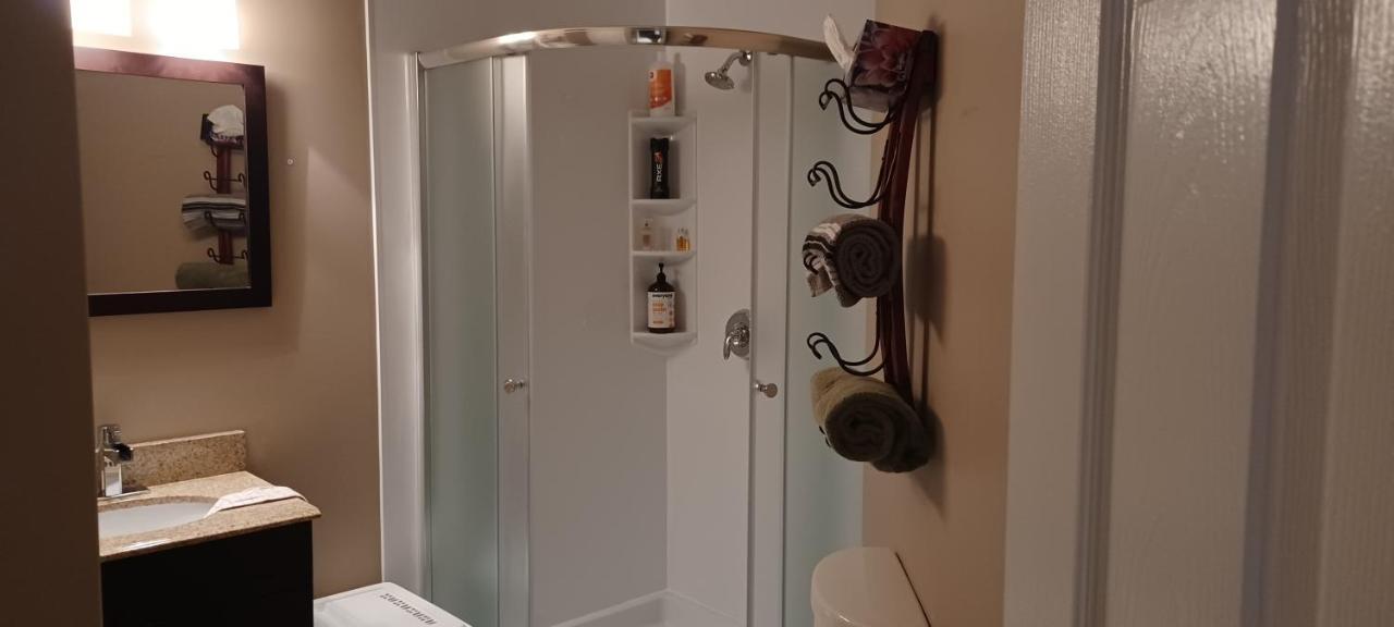 680 Sq Ft Private Space With Ensuite Bathroom YYC Exteriör bild
